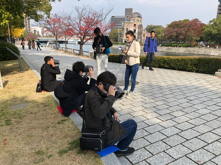 原爆ドームがある広島市の平和記念公園のツアーの様子(雨宮先生ご提供)