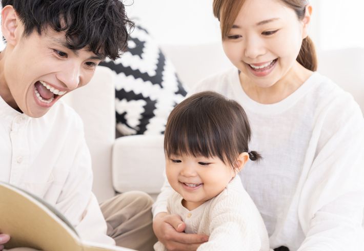 絵本を読む親子