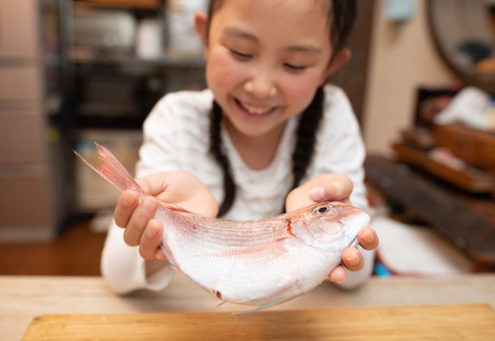 鯛を持つ女の子