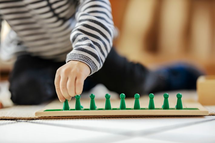 モンテッソーリ教具を使う子ども