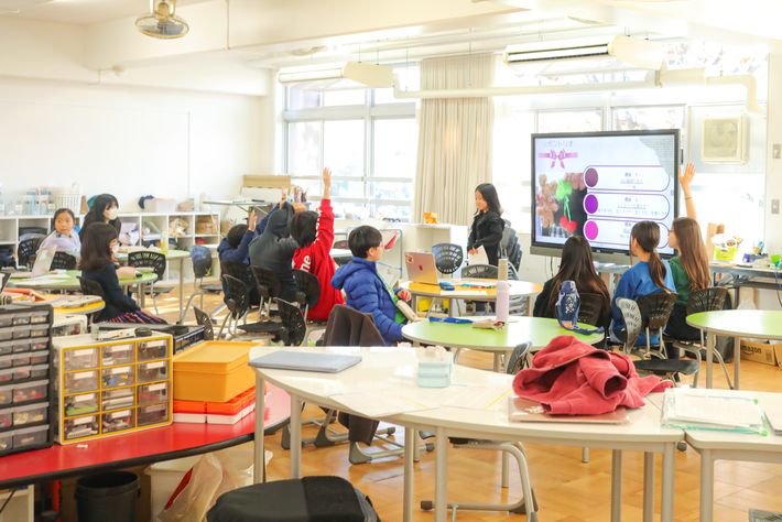 アオバ・ジャパンインターナショナル初等部の授業風景