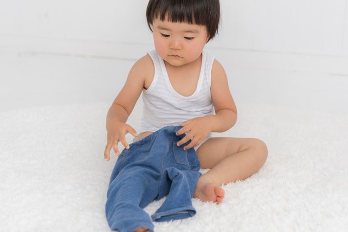 パジャマを着る子ども