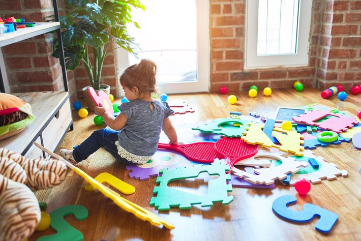 床におもちゃを広げる子ども