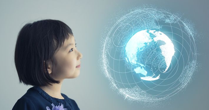 ホログラムの地球を見つめる女の子