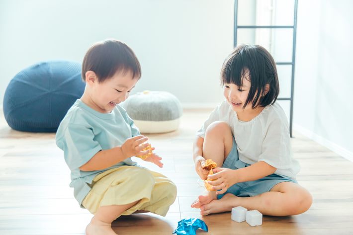 家で一緒に遊ぶ子どもたち
