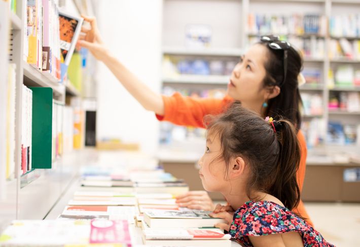 絵本を選ぶ親子