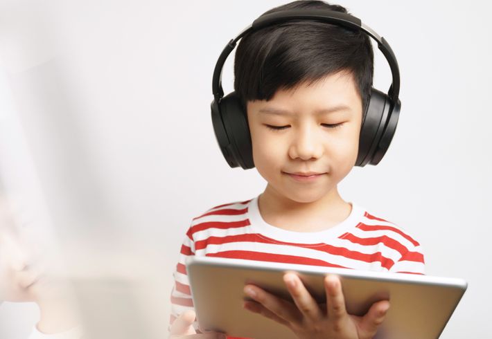 英語を聞く男の子