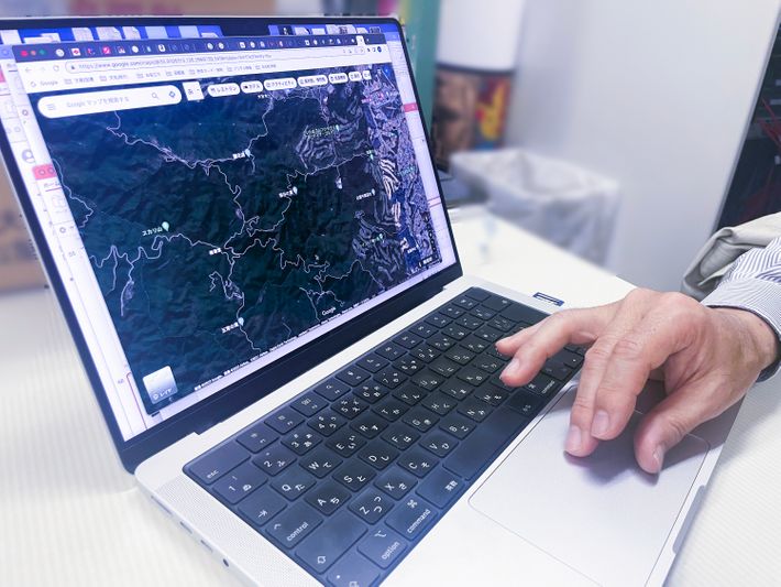 パソコンで地図アプリを開く写真